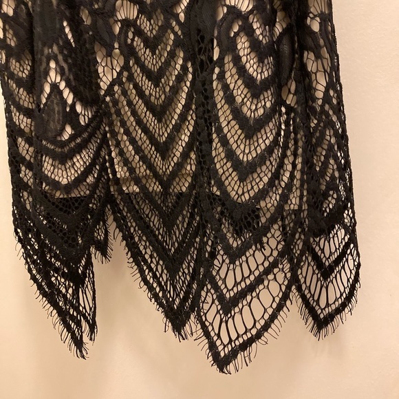 “Almost Famous” sleeveless black lace detail over beige/cream lining size M - Picture 4 of 5